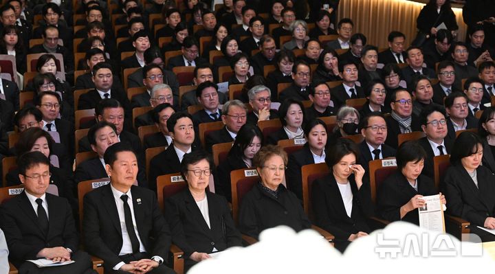 [서울=뉴시스] 고범준 기자 = 김혜경 여사가 14일 서울 원불교 소태산기념관에서 열린 故 이해찬 前 총리 49재에서 눈물을 닦고 있다. 2026.03.14. bjko@newsis.com