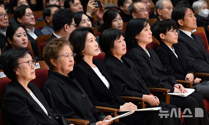 [서울=뉴시스] 고범준 기자 = 김혜경 여사가 14일 서울 원불교 소태산기념관에서 열린 故 이해찬 前 총리 49재에 참석해 자리하고 있다. 2026.03.14. bjko@newsis.com