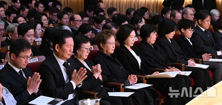 [서울=뉴시스] 고범준 기자 = 김혜경 여사가 14일 서울 원불교 소태산기념관에서 열린 故 이해찬 前 총리 49재에 참석해 기도하고 있다. 2026.03.14. bjko@newsis.com