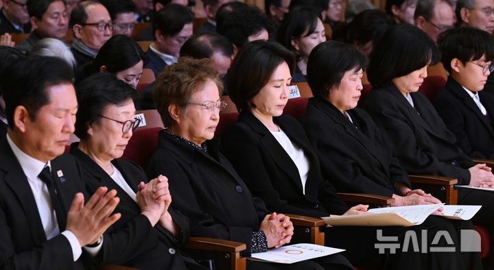[서울=뉴시스] 고범준 기자 = 김혜경 여사가 14일 서울 원불교 소태산기념관에서 열린 故 이해찬 前 총리 49재에 참석해 기도하고 있다. 2026.03.14. bjko@newsis.com