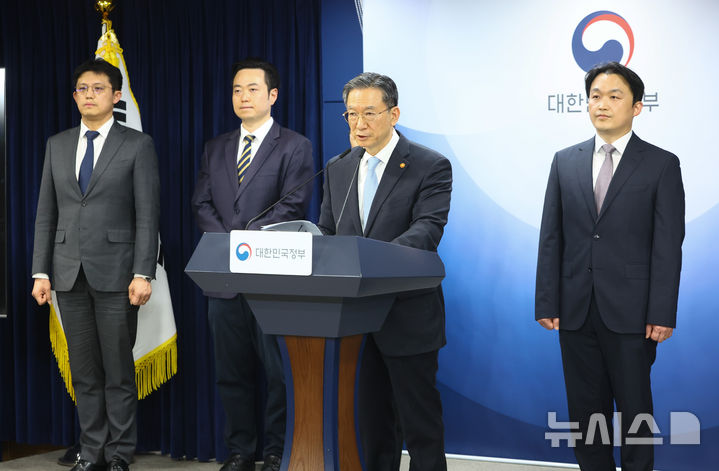 [서울=뉴시스] 황준선 기자 = 정성호 법무부 장관이 14일 오후 서울 종로구 정부서울청사에서 스위스의 승강기 업체 쉰들러가 제기한 3200억원대 소송의 국제투자분쟁 해결 절차(ISDS) 승소 관련 브리핑을 하고 있다. 2026.03.14. hwang@newsis.com