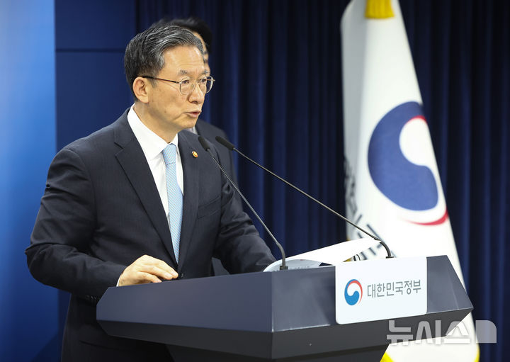 [서울=뉴시스] 황준선 기자 = 정부가 스위스 승강기 업체인 쉰들러와의 3250억원대 국제투자분쟁(ISDS)에서 8년 만에 완승을 거뒀다. 사진은 정성호 법무부 장관이 지난 14일 오후 서울 종로구 정부서울청사에서 쉰들러와의 ISDS 승소 관련 브리핑하는 모습. 2026.03.15. hwang@newsis.com