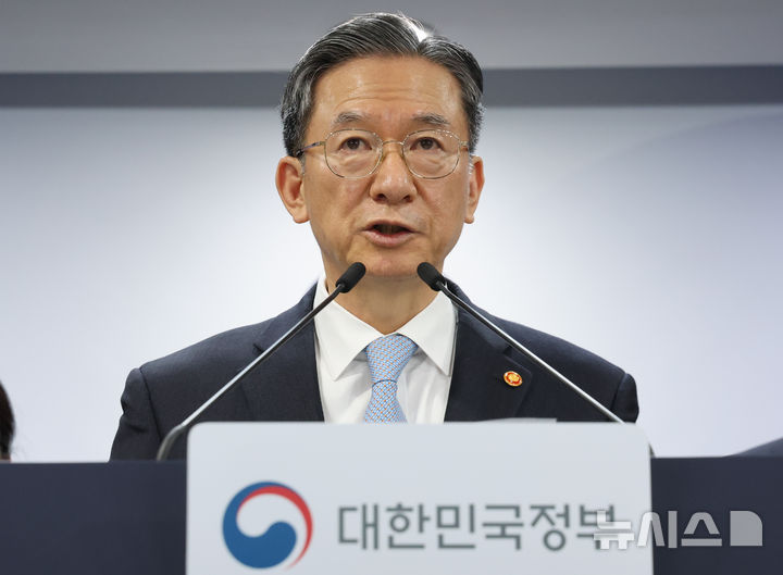 [서울=뉴시스] 황준선 기자 = 정성호 법무부 장관이 14일 오후 서울 종로구 정부서울청사에서 스위스의 승강기 업체 쉰들러가 제기한 3200억원대 소송의 국제투자분쟁 해결 절차(ISDS) 승소 관련 브리핑을 하고 있다. 2026.03.14. hwang@newsis.com