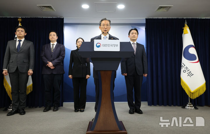 [서울=뉴시스] 황준선 기자 = 정성호 법무부 장관이 14일 오후 서울 종로구 정부서울청사에서 스위스의 승강기 업체 쉰들러가 제기한 3200억원대 소송의 국제투자분쟁 해결 절차(ISDS) 승소 관련 브리핑을 하고 있다. 2026.03.14. hwang@newsis.com