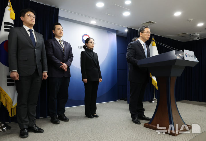 [서울=뉴시스] 황준선 기자 = 정성호 법무부 장관이 14일 오후 서울 종로구 정부서울청사에서 스위스의 승강기 업체 쉰들러가 제기한 3200억원대 소송의 국제투자분쟁 해결 절차(ISDS) 승소 관련 브리핑을 하고 있다. 2026.03.14. hwang@newsis.com