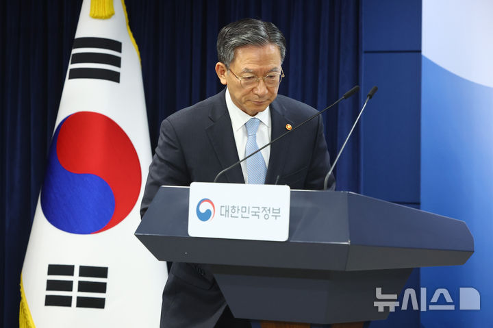 [서울=뉴시스] 황준선 기자 = 정성호 법무부 장관이 14일 오후 서울 종로구 정부서울청사에서 스위스의 승강기 업체 쉰들러가 제기한 3200억원대 소송의 국제투자분쟁 해결 절차(ISDS) 승소 관련 브리핑을 하기 위해 이동하고 있다. 2026.03.14. hwang@newsis.com