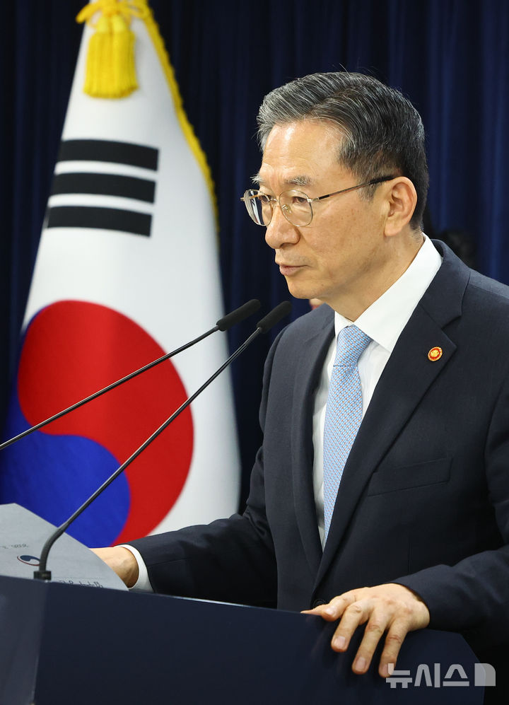 [서울=뉴시스] 황준선 기자 = 정성호 법무부 장관이 14일 오후 서울 종로구 정부서울청사에서 스위스의 승강기 업체 쉰들러가 제기한 3200억원대 소송의 국제투자분쟁 해결 절차(ISDS) 승소 관련 브리핑을 하고 있다. 2026.03.14. hwang@newsis.com