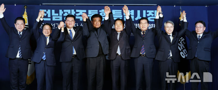 [서울=뉴시스] 박주성 기자 = 더불어민주당 전남광주통합특별시장 경선 후보인 김영록(왼쪽부터), 강기정, 정준호, 주철현, 신정훈, 민형배, 이병훈 예비후보가 14일 오후 서울 여의도 더불어민주당사에서 열린 제9회 전국동시지방선거 전남광주통합특별시장 후보자 검증을 위한 온라인 합동연설회에서 중앙당 선거관리위원장인 소병훈 의원(왼쪽에서 네번째)과 기념촬영을 하고 있다. 2026.03.14. park7691@newsis.com