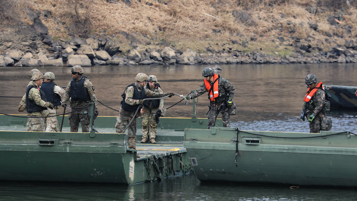 [서울=뉴시스] 14일 경기도 연천군 일대에서 실시된 한미연합 제병협동훈련에서 한미 장병이 함께 부교를 연결하고 있다. (사진=육군 제공). 2026.03.14. photo@newsis.com *재판매 및 DB 금지