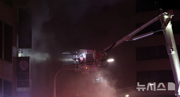 [서울=뉴시스] 박주성 기자 = 14일 오후 서울시 중구 소공로 81 소공빌딩 3층에서 화재가 발생해 소방대원들이 진화작업을 하고 있다. 2026.03.14. park7691@newsis.com