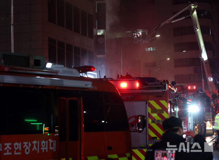 [서울=뉴시스] 박주성 기자 = 14일 오후 서울시 중구 소공로 81 소공빌딩 3층에서 화재가 발생해 소방대원들이 진화작업을 하고 있다. 2026.03.14. park7691@newsis.com