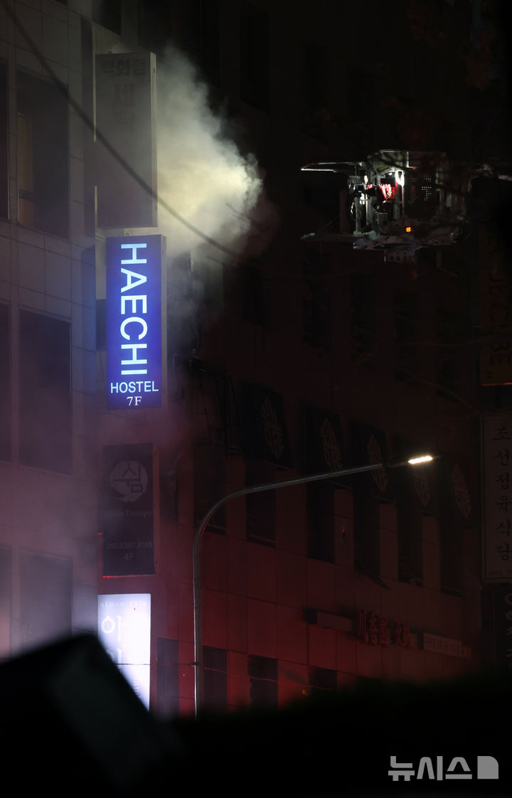 [서울=뉴시스] 박주성 기자 = 14일 오후 서울시 중구 소공로 81 소공빌딩 3층에서 화재가 발생해 소방대원들이 진화작업을 하고 있다. 2026.03.14. park7691@newsis.com