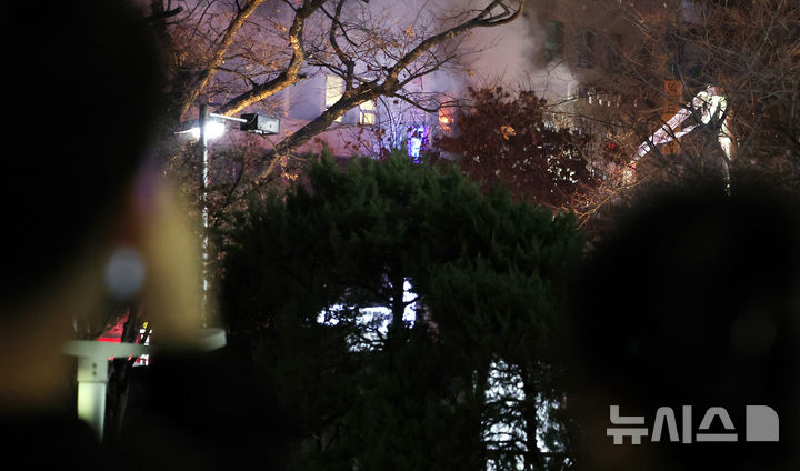 [서울=뉴시스] 박주성 기자 = 14일 오후 서울시 중구 소공로 81 소공빌딩 3층에서 화재가 발생해 불길이 건물 밖으로 나오고 있다. 2026.03.14. park7691@newsis.com