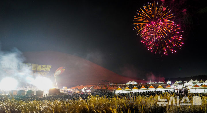 [제주=뉴시스] 우장호 기자 = 14일 오후 제주시 애월읍 봉성리 새별오름 일대에서 열린 '2026 제주들불축제'에서 불꽃놀이가 진행되고 있다. 2026.03.14. woo1223@newsis.com