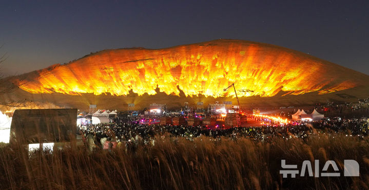 [제주=뉴시스] 우장호 기자 = 14일 오후 제주시 애월읍 봉성리 새별오름 일대에서 열린 '2026 제주들불축제'에서 축제의 하이라이트인 디지털 불놓기가 진행되고 있다. 2026.03.14. woo1223@newsis.com