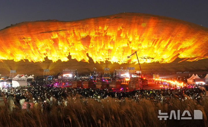 [제주=뉴시스] 우장호 기자 = 14일 오후 제주시 애월읍 봉성리 새별오름 일대에서 열린 '2026 제주들불축제'에서 축제의 하이라이트인 디지털 불놓기가 진행되고 있다. 2026.03.14. woo1223@newsis.com