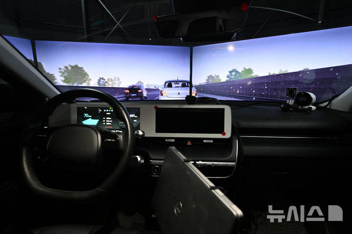 [광주=뉴시스] 이영주 기자 = 13일 오전 광주 북구 오룡동 광주 인공지능산업융합사업단 내 자율주행 차량 실증실에서 AI가 운전하는 자율주행 차량 실증 시현 절차가 이뤄지고 있다. 2026.03.13. leeyj2578@newsis.com