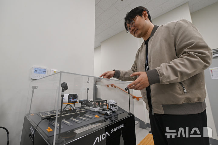 [광주=뉴시스] 이영주 기자 = 이진호 광주 인공지능산업융합사업단 차석이 13일 오전 광주 북구 오룡동 광주 인공지능산업융합사업단 자율주행 차량 실증실에서 '드라이버 인 더 루프 시스템'(Driver In The Loop System·DILs)'을 설명하고 있다. 2026.03.13. leeyj2578@newsis.com