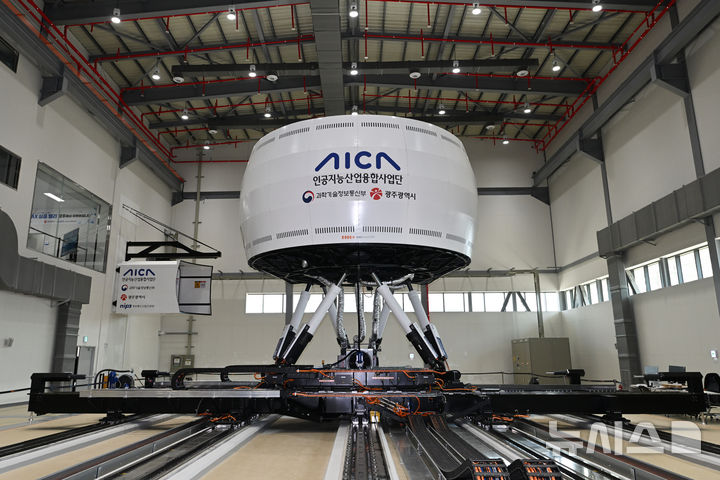 [광주=뉴시스] 이영주 기자 = 13일 오전 광주 북구 오룡동 광주 인공지능산업융합사업단 자율주행 차량 실증실에서 '드라이버 인 더 루프 시스템'(Driver In The Loop System·DILs)' 기기가 작동하고 있다. 2026.03.13. leeyj2578@newsis.com