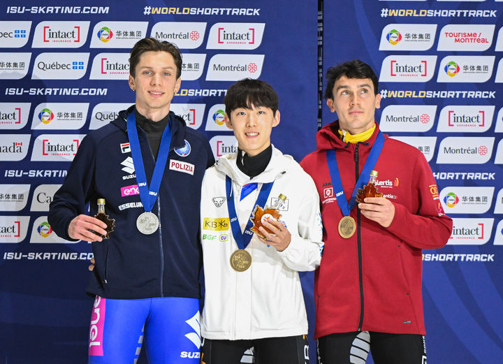 [몬트리올=AP/뉴시스] 임종언(가운데)이 14일(현지 시간) 캐나다 몬트리올 리처드 아레나에서 열린 2026 국제빙상경기연맹(ISU) 쇼트트랙 세계선수권대회 남자 1500m 정상에 올라 금메달을 목에 걸고 포즈를 취하고 있다. 임종언은 2분14초974를 기록하며 우승했다. 2026.03.15.