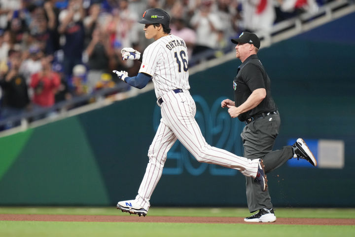 [마이애미=AP/뉴시스] 일본의 오타니 쇼헤이가 14일(현지 시간) 미 플로리다주 마이애미 론디포 파크에서 열린 2026 월드베이스볼클래식(WBC) 8강전 베네수엘라와 경기 1회 말 선두타자로 나와 1점 동점 홈런을 친 후 베이스를 돌고 있다. 2026.03.15.