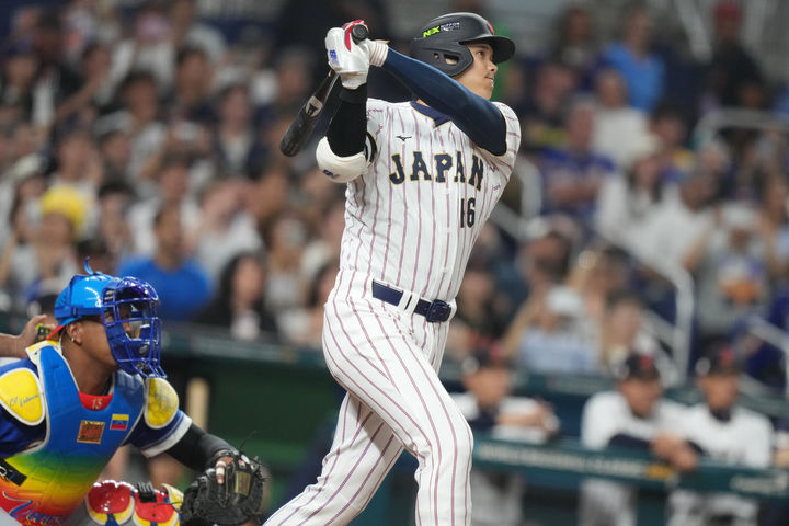 [마이애미=AP/뉴시스] 일본의 오타니 쇼헤이가 14일(현지 시간) 미 플로리다주 마이애미 론디포 파크에서 열린 2026 월드베이스볼클래식(WBC) 8강전 베네수엘라와 경기 1회 말 선두타자로 나와 1점 동점 홈런을 친 후 타구를 바라보고 있다. 앞서 일본은 1회 초 선두타자 로날드 아쿠나 주니어에게 1점 홈런을 허용했다. 2026.03.15.