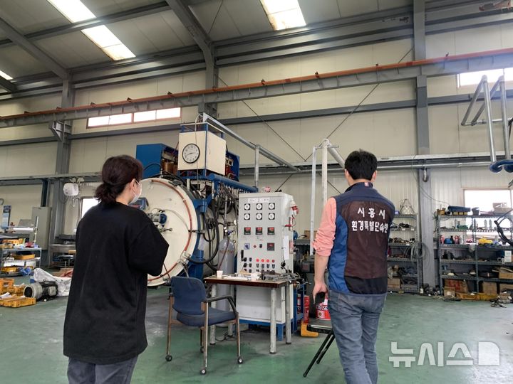 [시흥=뉴시스] 시흥시가 관내 스마트 허브 단지 지역의 악취 문제 해결에 주력하는 가운데 관계 공무원들이 현장 단속에 나서고 있다. (사진=시흥시 제공).2026.03.15.photo@newsis.com *재판매 및 DB 금지