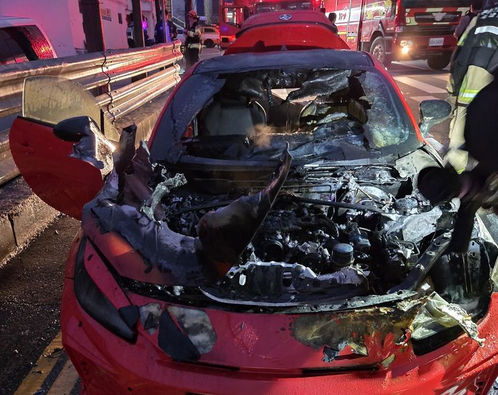 [천안=뉴시스] 15일 오전 6시8분께 충남 천안시 동남구 구성동 도로를 달리던 승용차에서 불이 나 18분 만에 진화됐다. (사진=천안동남소방서 제공) 2026.03.15. photo@newsis.com *재판매 및 DB 금지