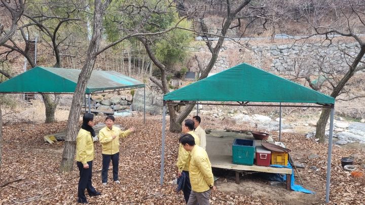 [안동=뉴시스] 황명석 경북도 행정부지사(왼쪽)가 지난 13일 영천 치산계곡 현장 점검을 하고 있다. (사진=경북도 제공) 2026.03.15. photo@newsis.com *재판매 및 DB 금지