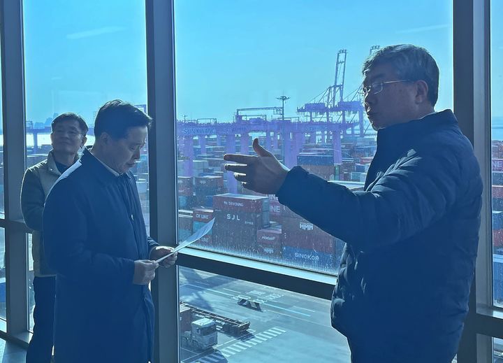 [인천=뉴시스] 이경규(왼쪽 두번째) 인천항만공사 사장이 지난 13일 인천항 선광신컨테이너터미널(SNCT)에서 정위국(맨 오른쪽) SNCT(주) 대표이사에게 중동사태 이후 장치율 현황 등을 듣고 있다. (사진=IPA 제공) 2026.03.15. photo@newsis.com *재판매 및 DB 금지