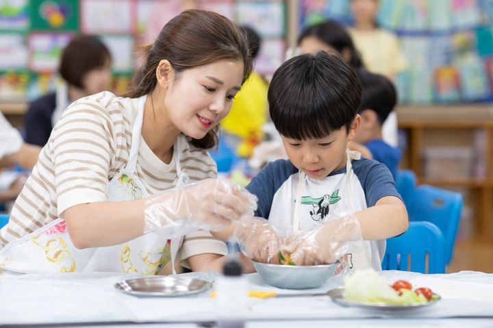 [서울=뉴시스] '어린이 바른먹거리 교육'에서 강사와 아이가 함께 요리 실습을 진행하고 있다. (사진=풀무원 제공) *재판매 및 DB 금지