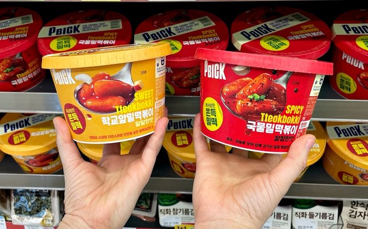 [서울=뉴시스] PBICK 컵 떡볶이 2종. (사진=BGF리테일 제공) *재판매 및 DB 금지