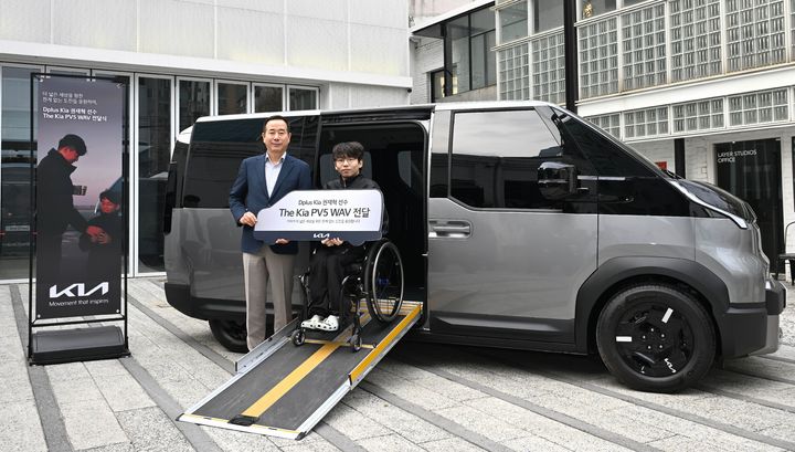 기아 언플러그드 그라운드에서 진행된 'PV5 WAV' 전달식에서 정원정 기아 국내사업본부장 부사장(왼쪽), 권재혁 선수(오른쪽)가 기념 촬영을 하고 있다.(사진=현대차그룹 제공) *재판매 및 DB 금지