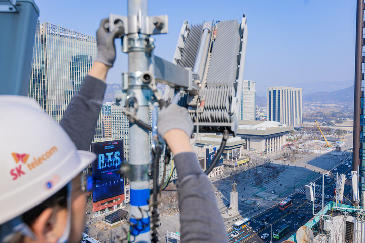 [서울=뉴시스] SK텔레콤은 오는 21일 서울 광화문 일대에서 열리는 대형 K-팝 공연에 대비해 AI 기반 네트워크 운영 시스템을 도입한 특별 통신 대책을 마련했다고 15일 밝혔다. 사진은 서울 광화문 주변의 통신 장비를 점검 중인 SKT 직원들의 모습. (사진=SK텔레콤 제공) *재판매 및 DB 금지