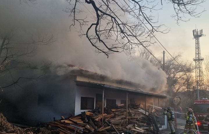 [대구=뉴시스]14일 오후 경북 안동시 일직면 한 단독주택에서 발생한 화재(사진=경북소방본부 제공) 2026.03.15 photo@newsis.com *재판매 및 DB 금지