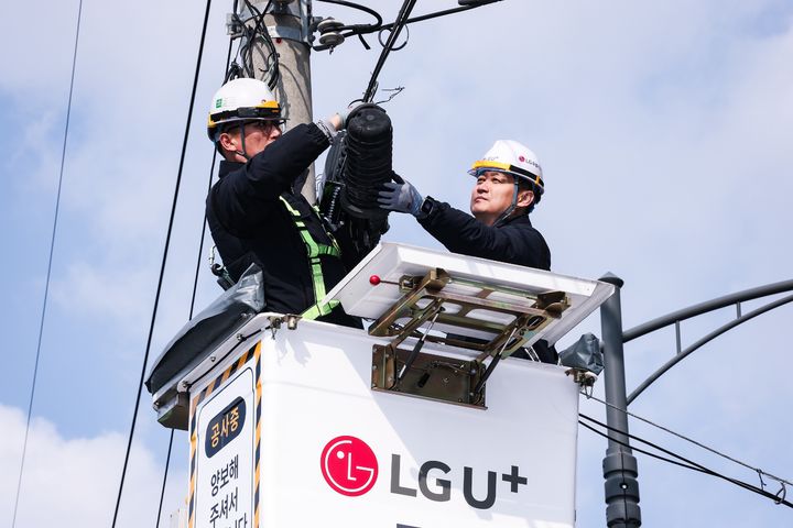 [서울=뉴시스] LG유플러스 홍범식 CEO(사장)가 서울 마포구 네트워크 점검 현장을 방문해 작업자들의 안전을 강조했다. 홍범식 CEO가 서울 마포구에 위치한 통신 설비 점검 현장에서 버킷 차량에 탑승, 5m 높이의 광접속함체를 점검하는 모습. (사진=LG유플러스 제공) *재판매 및 DB 금지