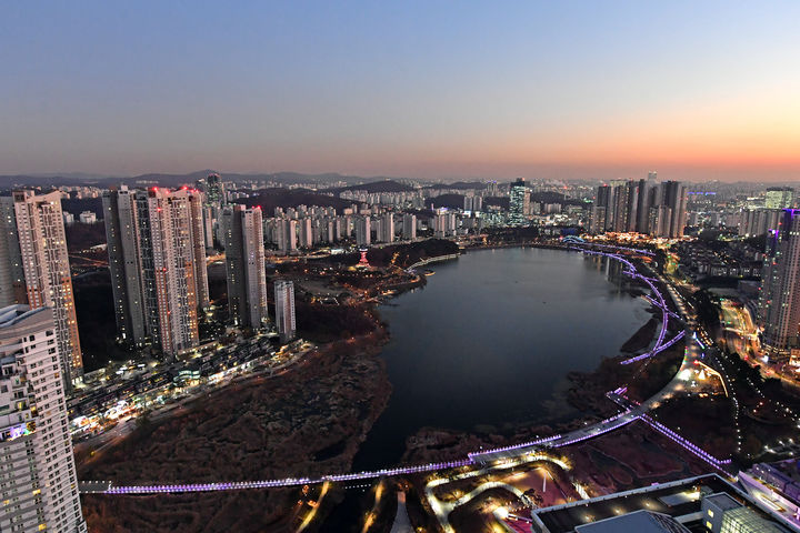 [수원=뉴시스] 광교호수공원 전경. (사진=수원시 제공) 2026.03.15. photo@newsis.com *재판매 및 DB 금지