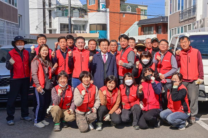 [진주=뉴시스]진주시, 세쌍둥이 출산예정 가정 주거환경 개선 지원.(사진=진주시 제공).2026.03.15.photo@newsis.com *재판매 및 DB 금지