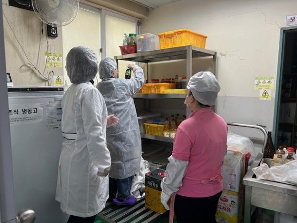 [뉴시스] 지난해 집단급식소 위생관리 점검 모습. (사진=양천구 제공) *재판매 및 DB 금지