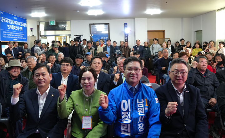 [남원=뉴시스] 지난 14일 열린 남원시장 출마예정 이정린 예비후보의 선거사무소 개소식, 이정린 예비후보가 지지자들과 사진을 찍고 있다. *재판매 및 DB 금지