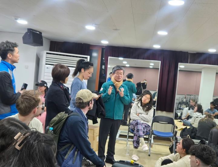 [뉴시스] 소공동주민센터로 임시 대피한 투수객을 만나는 김길성 중구청장. (사진=중구 제공) 2026.3.15 *재판매 및 DB 금지