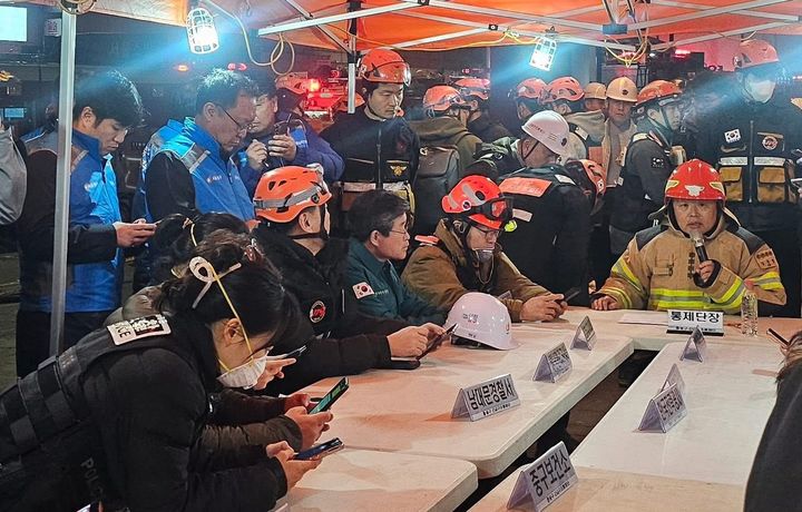 [뉴시스] 화재 발생 당시 현장 상황판단회의에 참석한 김길성 중구청장. (사진=중구 제공) *재판매 및 DB 금지