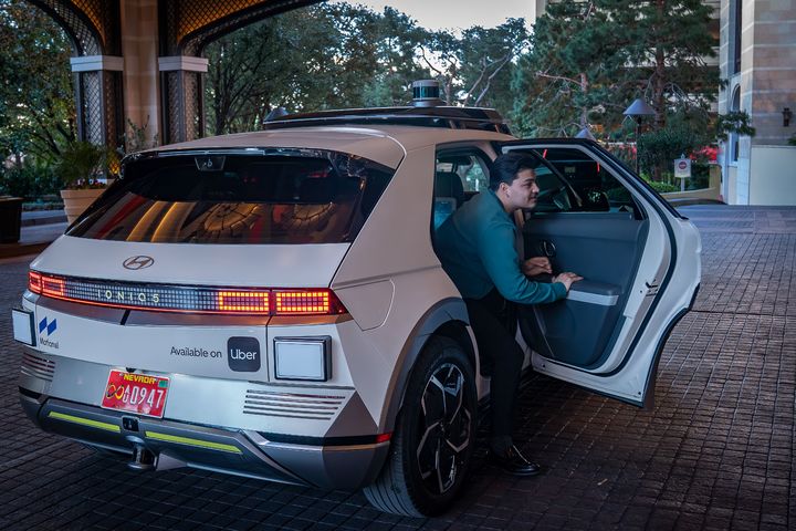 [서울=뉴시스] 현대자동차그룹의 자율주행 합작법인 모셔널(Motional)이 미국 라스베이거스에서 우버(Uber)와 함께 아이오닉 5 로보택시를 이용한 로보택시 시범 서비스를 개시한다고 밝혔다. 사진은 모셔널 아이오닉 5 로보택시에서 하차하는 승객 모습.(사진=현대차 제공) *재판매 및 DB 금지