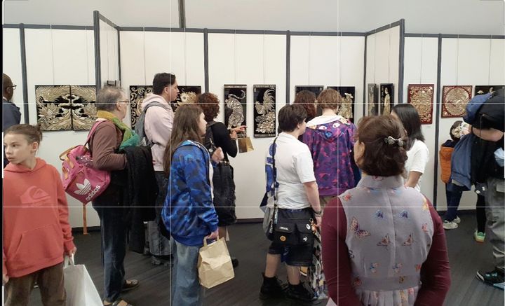 [수원=뉴시스] 프랑스 뚜루시 전시장을 찾은 관람각들(사진=맥간공예연구원 제공) 2026.03.15.photo@newsis.com *재판매 및 DB 금지