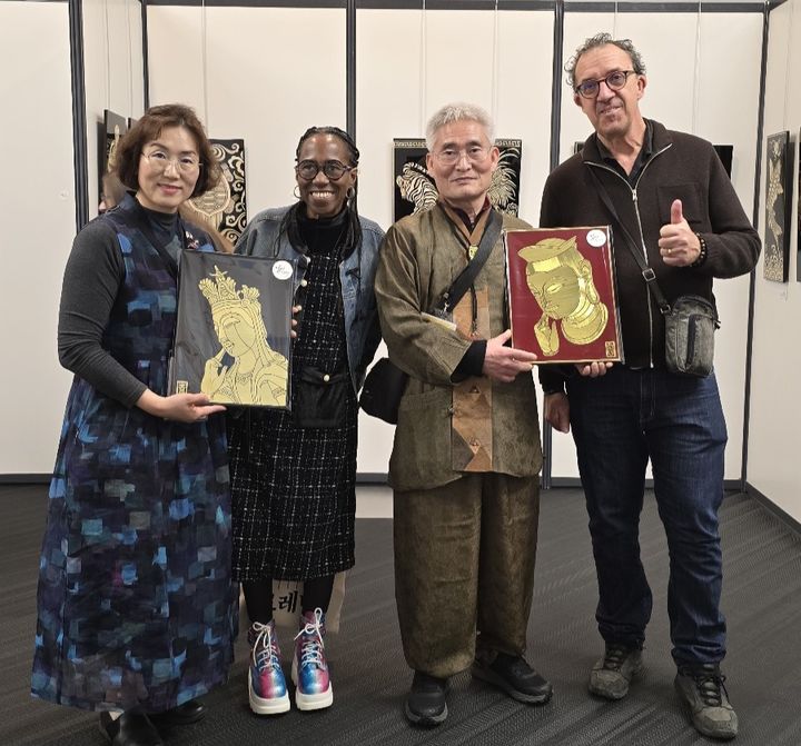 [수원=뉴시스] 직접 구입한 맥간공예작품을 들고 이상수 원장 등과 사진을 찍는 현지 관람객(사진=맥간공예연구원 제공) 2026.03.15.photo@newsis.com *재판매 및 DB 금지