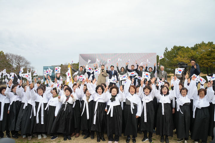 [제주=뉴시스] 15일 오전 제주시 구좌읍 해녀박물관 야외 해녀광장에서 진행된 제94주년 제주해녀항일운동 기념식 참가자들이 만세 삼창을 하고 있다. (사진=제주도 제공) 2026.03.15. photo@newsis.com *재판매 및 DB 금지