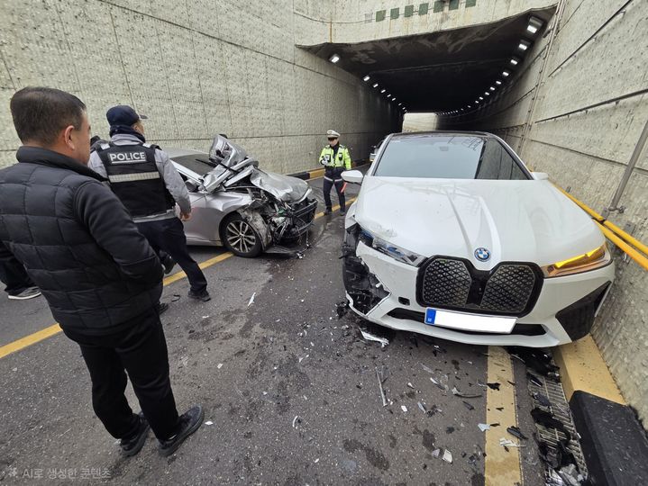 [진주=뉴시스]진주시 상대동 남강변 지하차도 교통사고.(사진=독자 제공).2026.03.15.photo@newsis.com *재판매 및 DB 금지