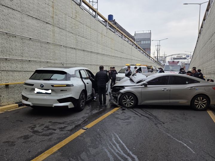 [진주=뉴시스]진주시 상대동 남강변 지하차도 교통사고.(사진=독자 제공).2026.03.15.photo@newsis.com *재판매 및 DB 금지