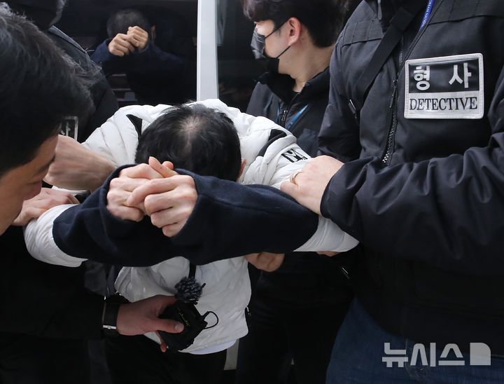 [청주=뉴시스] 서주영 기자 = 충북 진천의 한 가정집에 침입해 대낮 강도행각을 벌인 50대 A씨 등 3명이 15일 청주지법에서 열린 구속 전 피의자 심문(영장실질심사)에 출석하고 있다. 2026.03.15. juyeong@newsis.com