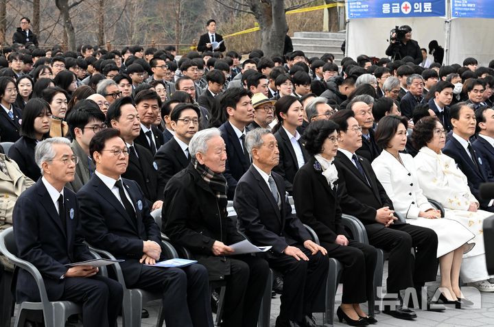 [창원=뉴시스]박완수(앞줄 왼쪽서 두 번째) 경남도지사가 15일 창원특례시 마산회원구 국립3·15민주묘지에서 열린 3·15의거 제66주년 기념식에 참석해 기념공연을 지켜보고 있다.(사진=경남도 제공)2026.03.15. photo@newsis.com